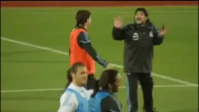 VIDEO Maradona bagat cu FUNDUL in porta de Messi!