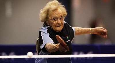 VIDEO INCREDIBIL! Are 100 de ani si joaca tenis de masa la Cupa Mondiala