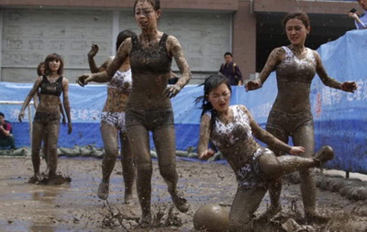 SUPER FOTO: Ce au inventat chinezii ca sa uite ca nationala lor nu e la mondiale!_1