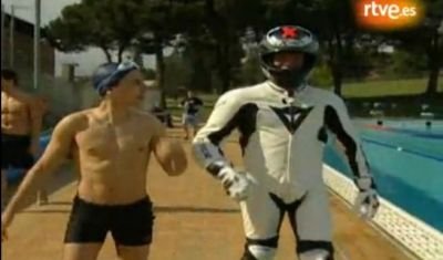 FOARTE TARE! S-a intrecut cu un campion la inot in costum de motociclist! VIDEO