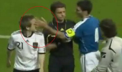 VIDEO Urmasii lui Zidane si Materazzi: capitanul Bosniei a pocnit un neamt pentru ca l-a injurat de mama!