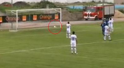 I-a furat mingea din maini propriului portar si a dat gol :))&nbsp;VIDEO: