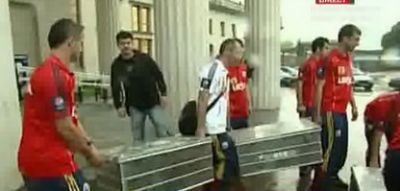 SUPER VIDEO Nationala, la munca de jos! Razvan i-a pus pe jucatori sa-si care bagajele!