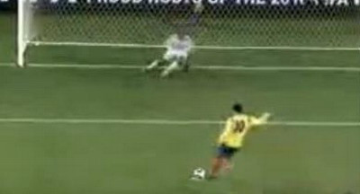 A tipat ca un nebun dupa un gol marcat ...din penalty: Vezi cel mai nebun comentator! VIDEO