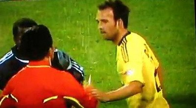 VIDEO / EL este primul arbitru din lume care si-a UITAT cartonasele acasa :))