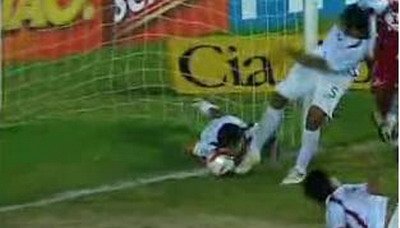 VIDEO / A confundat mingea cu FATA unui coleg! Cum putea sa moara un brazilian