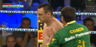 Ciobanu s-a calificat&nbsp; in semifinala cu un KO&nbsp;dupa 30 de secunde! Ciobanu - Mighty Mo, prima semifinala!