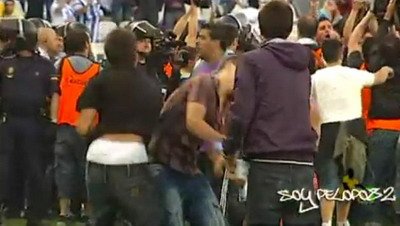 VIDEO / Si-au impartit PUMNI pentru a pune mana pe&nbsp;un tricou de la Malaga!
