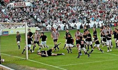 MECI IMPOSIBIL: 11 jucatori spanioli vs 100 de pusti! Vezi cat s-a terminat!