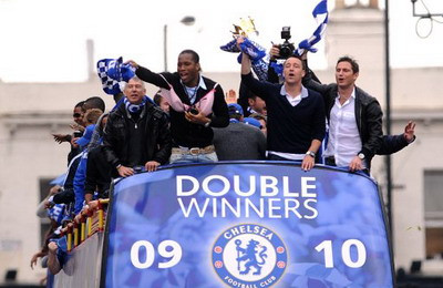 VIDEO / Drogba in sutien ROZ si Ancelotti cel mai PROST cantaret ever! :)