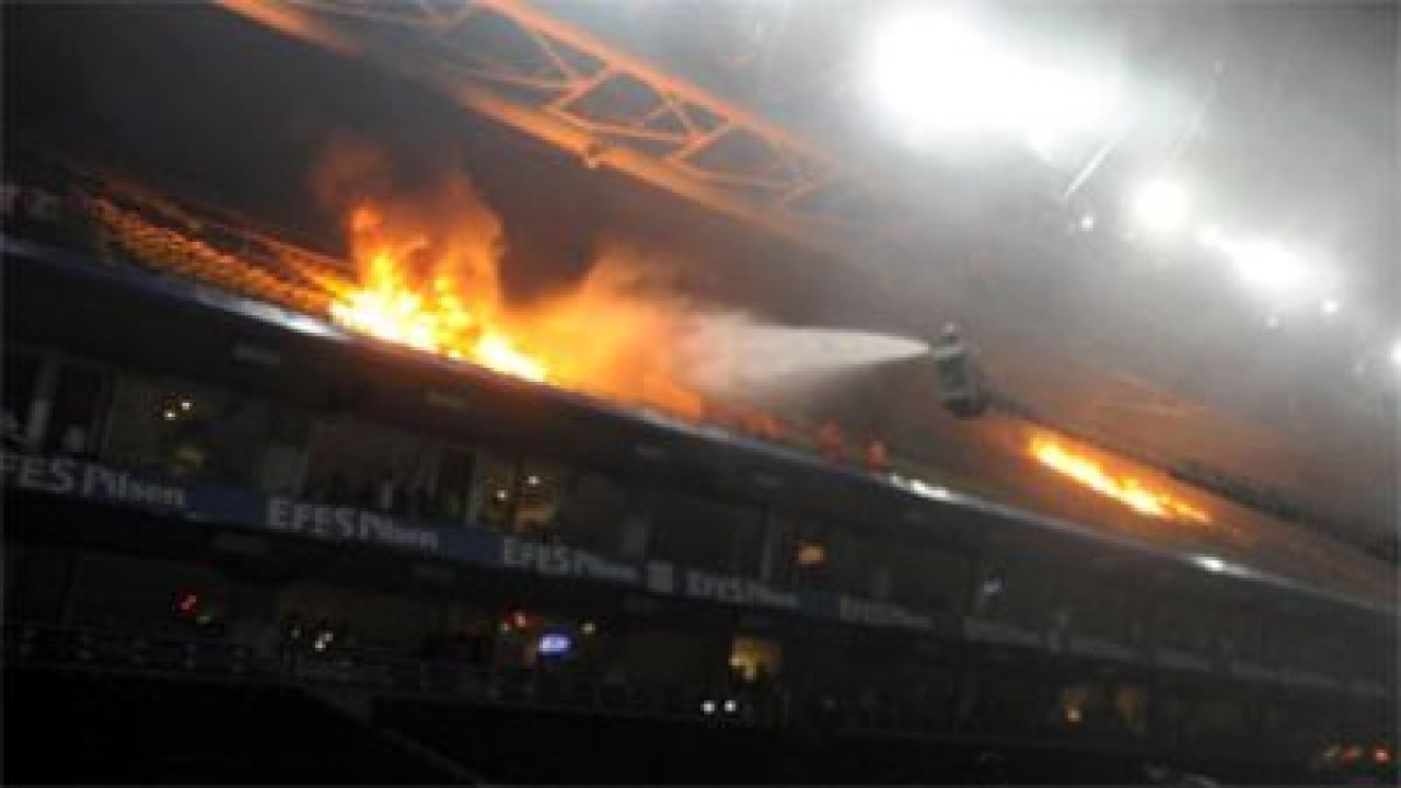 IMAGINI SOCANTE! Fanii lui Fener au dat foc la tribune dupa ce au pierdut titlul in fata lui Giani Kirita!_1