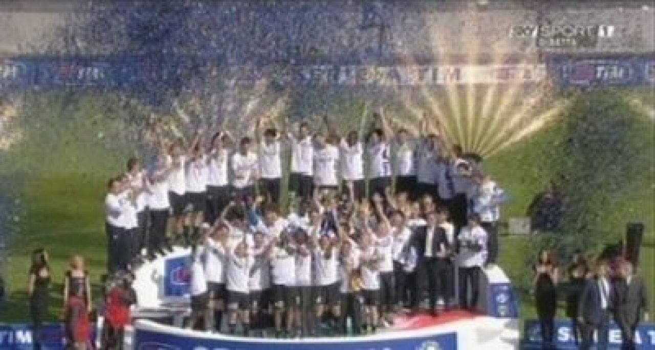 SUPER VIDEO Chivu a ridicat trofeul! Vezi premierea lui Inter!_1