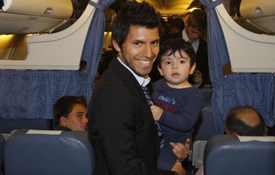 VIDEO:&nbsp; Kun si fiul sau, Benjamin Aguero Maradona au adus Cupa la Madrid!