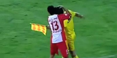 VIDEO / In fotbal si in razboi este permis orice! A lovit un arbitru si si-a cerut scuze cu un PUPIC...