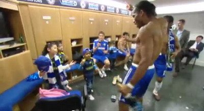 VIDEO / Cum a PETRECUT Drogba in vestiarul lui Chelsea dupa ce a luat campionatul: