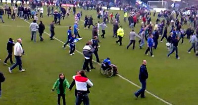 VIDEO / Cel mai TARE suporter! A invadat terenul... in scaun cu rotile!