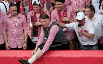 SUPER VIDEO L-a luat valul! Van Gaal a petrecut ca un nebun titlul cu Bayern!