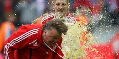 Luis Van Gaal, inecat in valuri de bere de jucatori! Cum a sarbatorit Bayern Munchen castigarea titlului! FOTO
