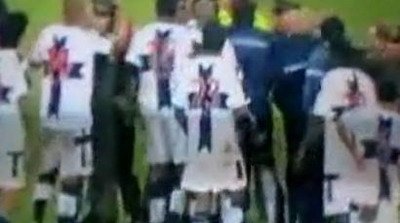 VIDEO Ratele si vanatorii cu arbitrul pe teren! Politia a intrat pentru a-l SALVA pe arbitru!