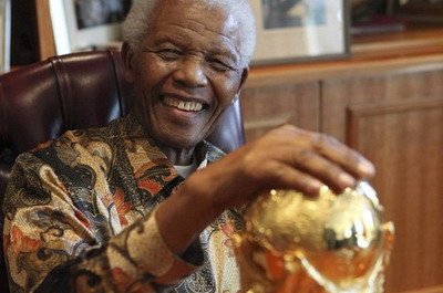 INVICTUS! Nelson Mandela s-a pozat cu trofeul mondial!