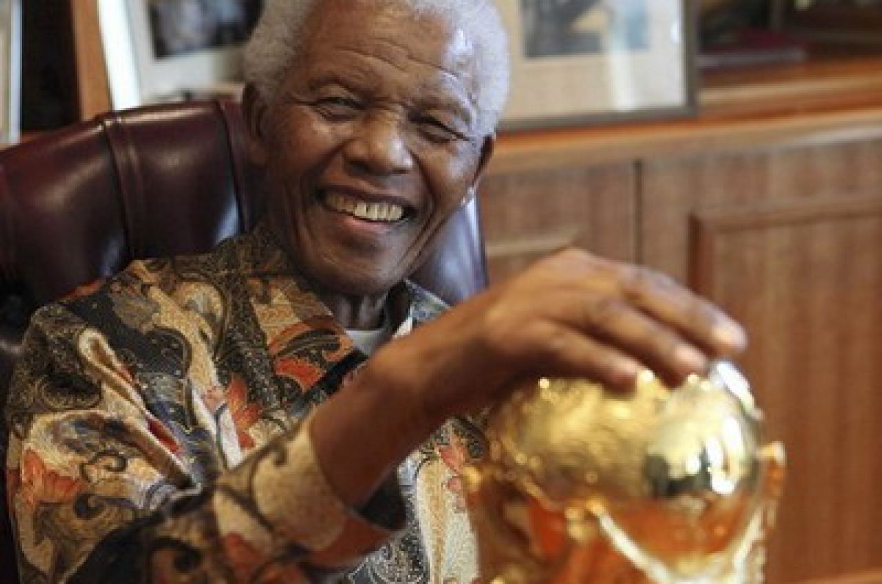INVICTUS! Nelson Mandela s-a pozat cu trofeul mondial!_1