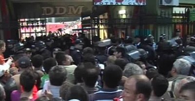VIDEO Suporterii Stelei, calmati cu gaze lacrimogene la Buzau!