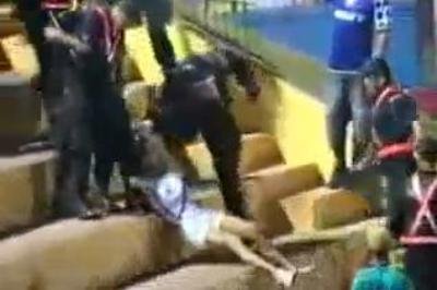 IMAGINI SOCANTE! O femeie, batuta cu bestialitate de politie pe un stadion din Brazilia!