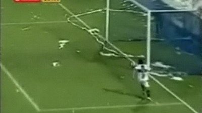 VIDEO Incredibil! Hartia igienica aruncata de fani a oprit un gol ca si facut!