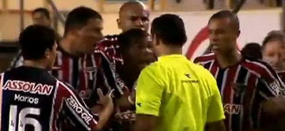 VIDEO&nbsp;A vrut sa-l omoare pe arbitru pentru eliminare!&nbsp;Vezi cum TURBEAZA&nbsp;un jucator pe teren!