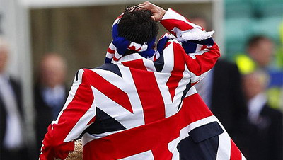 Cine este sportivul din poza?