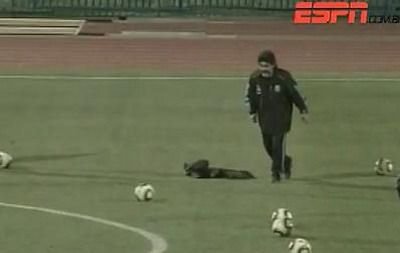 VIDEO SPECTACOL! Maradona, lectie cum sa tragi la vinclu cu Jabulani!