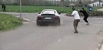FOTO: Mario Balotelli a fugit de fani ca-n filmele cu gangsteri!
