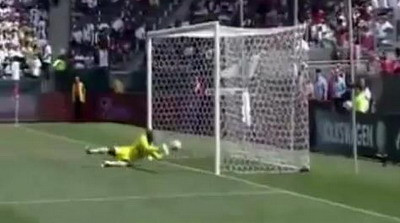 VIDEO / Visul atacantilor! Daca mingea loveste bara, el o baga in poarta! :)))