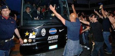 Juventus, atacata de fani cu pietre, petarde, fumigene si oua la Milano inainte de meciul cu Inter