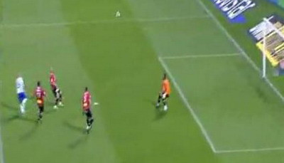 VIDEO: Bim-bam, goal! Vezi&nbsp;ce super lob a reusit&nbsp;cel mai bun marcator din lume in 2006 !