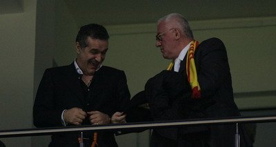 VIDEO / Mitica il ameninta pe Gigi cu fanii! Becali: Este un papagal si un mascarici!