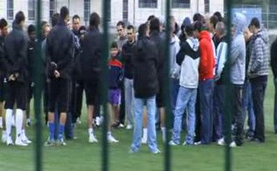 VIDEO / Fanii au intrat peste jucatorii lui Poli la antrenament! Vezi ce le-au reprosat:
