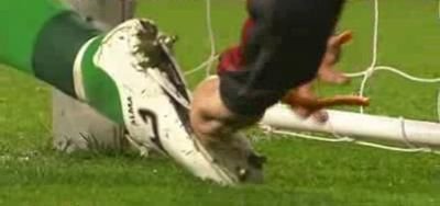 Super imagini din Europa League! Arbitru lovit de bricheta, cameraman batut si Reina isi repara ghetele cu patentul