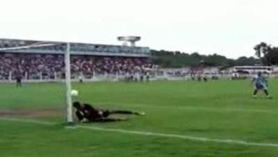 CAT DE AMUZANT! Cel mai PENAL gol luat vreodata de un portar la penalty! VIDEO :))