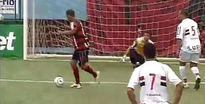 VIDEO / Un brazilian a vrut sa&nbsp;revolutioneze celebra paradinha!