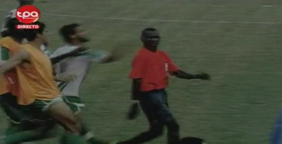 VIDEO / Ce faci cand te supara un arbitru? Simplu, ii dai un sut in fund :)