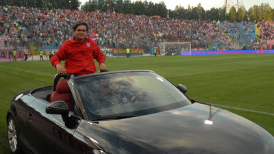 Singurul fotbalist cu 10 titluri in buzunar face azi 46 de ani! Trimite-i un mesaj: