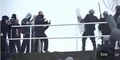 Politistii, fugariti si umiliti de huligani pe un stadion din Polonia!&nbsp;VIDEO&nbsp;
