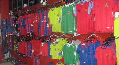 Esti din Suceava si vrei tricou cu Banel, Tanase sau Toja? S-a deschis primul magazin FCSB!