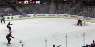VIDEO&nbsp;Zapata exista si in hockey! Vezi cum a GAFAT un portar de 5 milioane pe an!