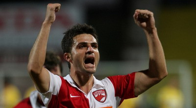 Incident la derby: Bratu a intervenit intre jandarmi si un suporter care a intrat pe teren!