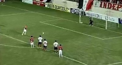 VIDEO Sutul care i-a RUPT MANA portarului! Vezi o paradinha incredibila!