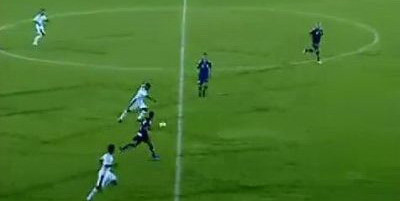 VIDEO In Romania de ce nu vezi asa ceva? Vezi un gol fantastic de pe linia de centru!