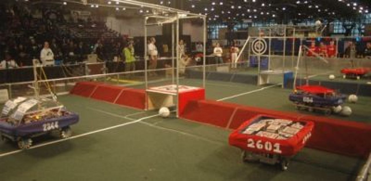 VEZI cum joaca robotii fotbal! Oare cum simuleaza un fault? :) FOTO si VIDEO_1