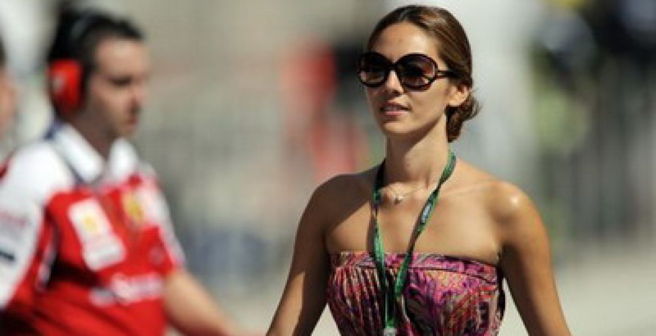 FOTO / S-a dat startul la Formula 1! Iubita lui Button a iesit la rampa:_1